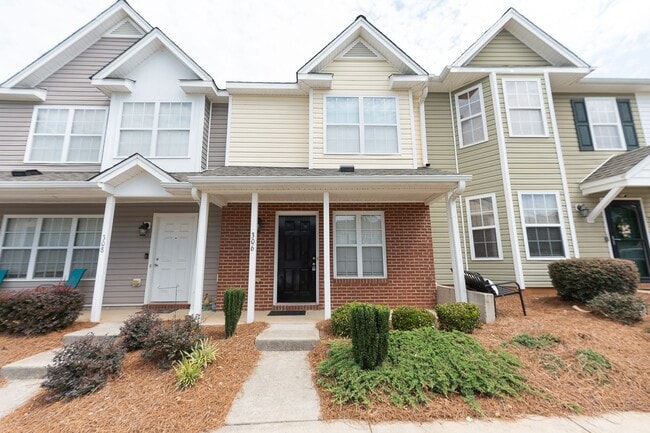 Building Photo - Beautifully Updated 2-Bedroom, 2.5-Bath Townhome in Greensboro