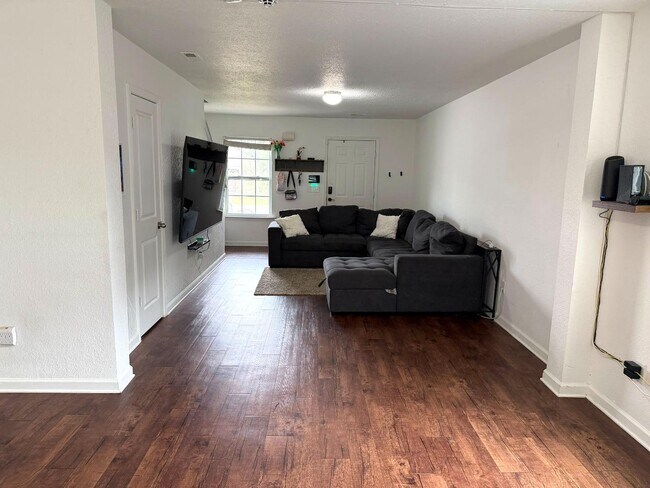 Photo - 836 Chariot Way