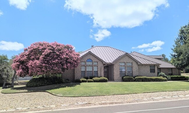 100 Braeburn Cir