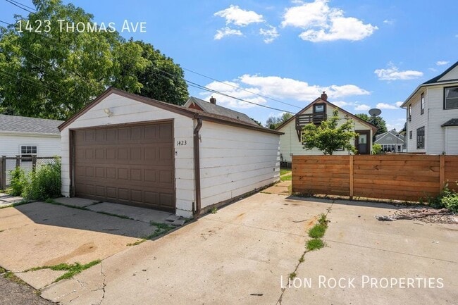 Photo - 1423 Thomas Ave W