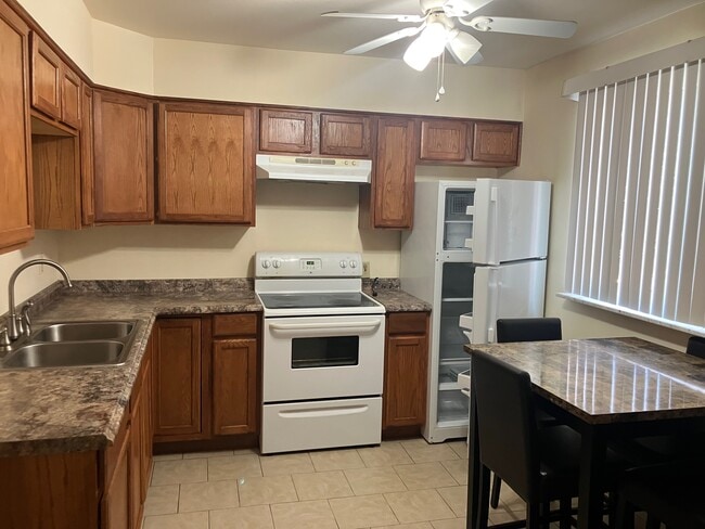 Building Photo - 830 14th St Unit Apartment 1