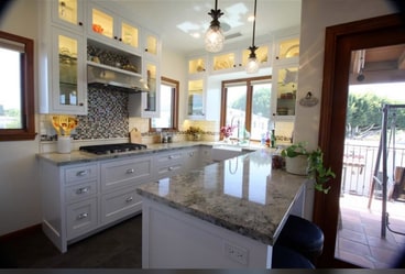 Cocina con encimeras de granito - Beautiful Apartment with Custom Kitchen