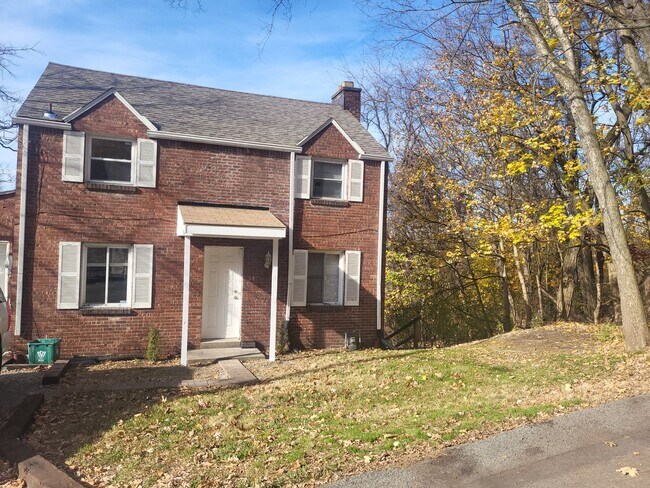 3 bedroom 1.5 bath with driveway and garage! - 3 bedroom 1.5 bath with driveway and garage! House