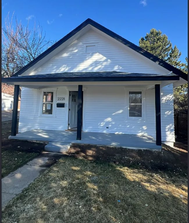 Building Photo - August 2026 Prelease! 5 Bedroom House 2 Blocks from CU