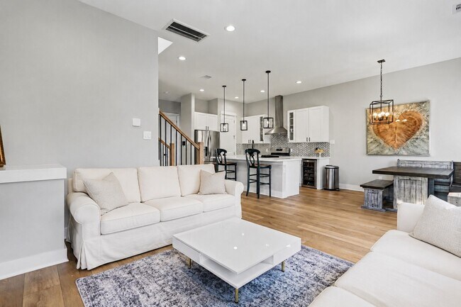 825 Woodcrest Dr