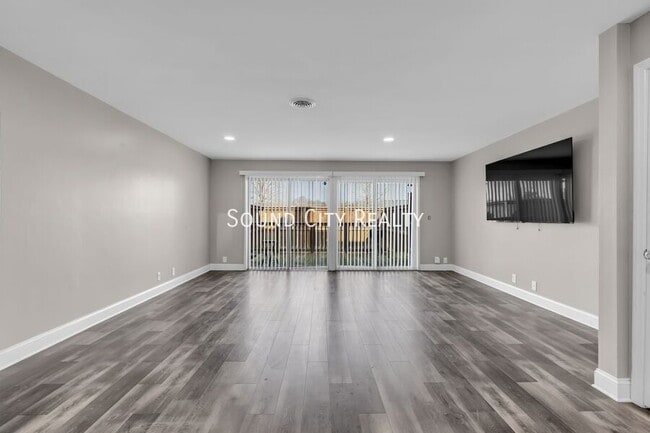 Photo - 403 Raintree Dr