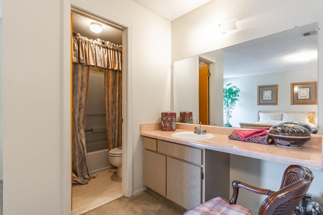 2BR, 2BA Townhouse - 1350SF