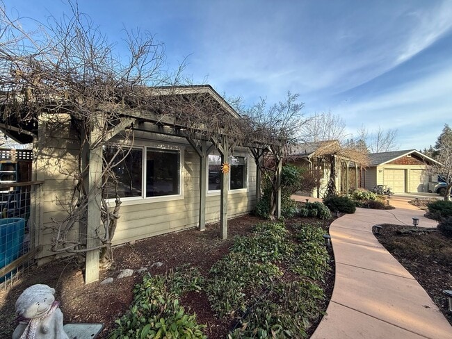 Building Photo - 679 Clay St Unit B