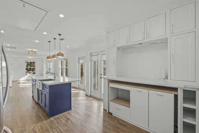 Building Photo - 724 E 21st St