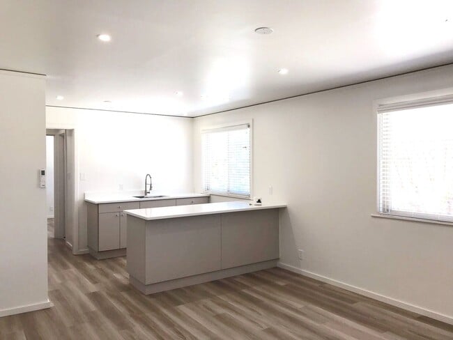 Building Photo - Make this your home! Fully remodeled 1 bedroom, 1 bath! Great Los Alamos Location. Upstairs Unit 587 Kiva 7