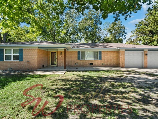 Building Photo - Spacious 4 Bed, 3 Bath Home - Perfect for Family or Student Living!