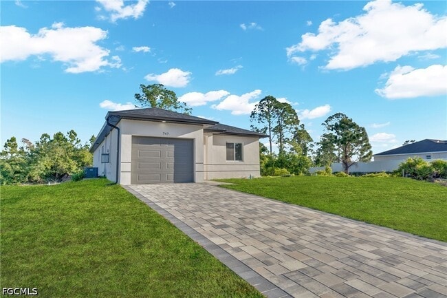 Photo - 747 Newell St E