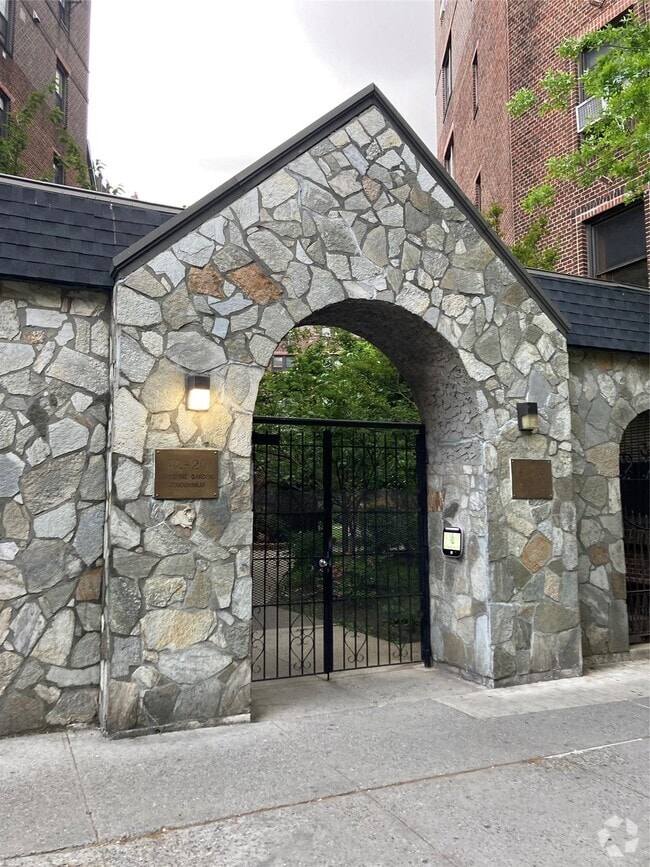 Building Photo - 42-20 Kissena Blvd Rental