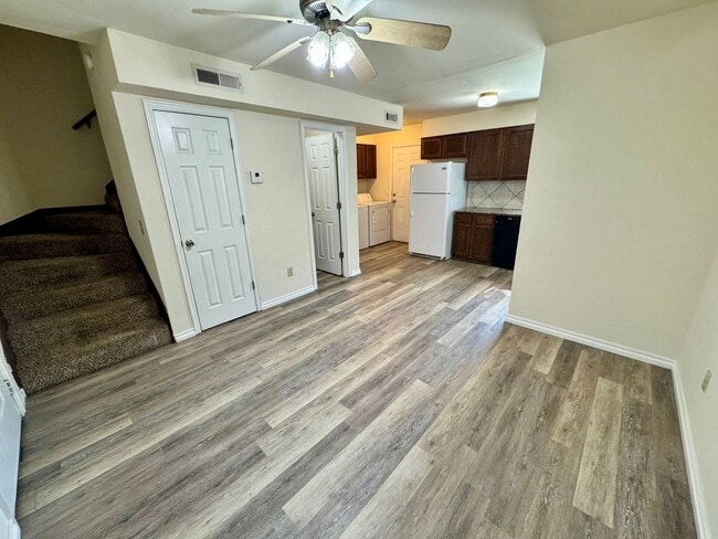 Building Photo - Town Houses Unit 806 Jenkins