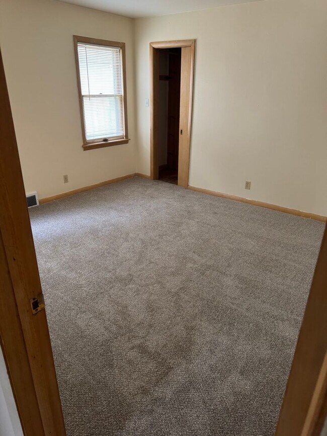 Photo - Newly Renovated 3-Bedroom Upper Flat Near ... Unit 815-Lower