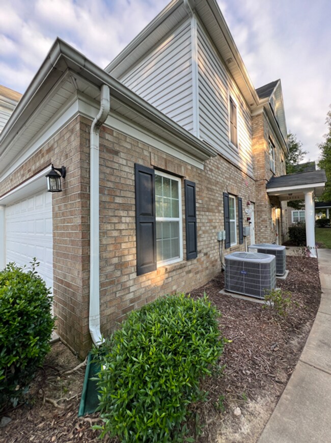 Building Photo - Beautiful Townhome with 2 Car Garage on Cu...