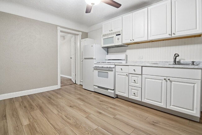 Building Photo - $1,345.95, 1 Beds - 1 Bath, Condo in Denver with Onsite Laundry! Unit 11