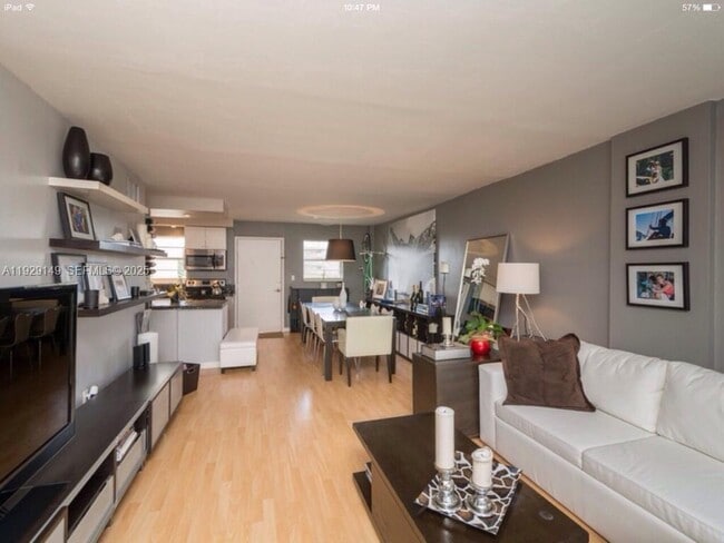 Photo - 947 Lenox Ave. Unidad 404