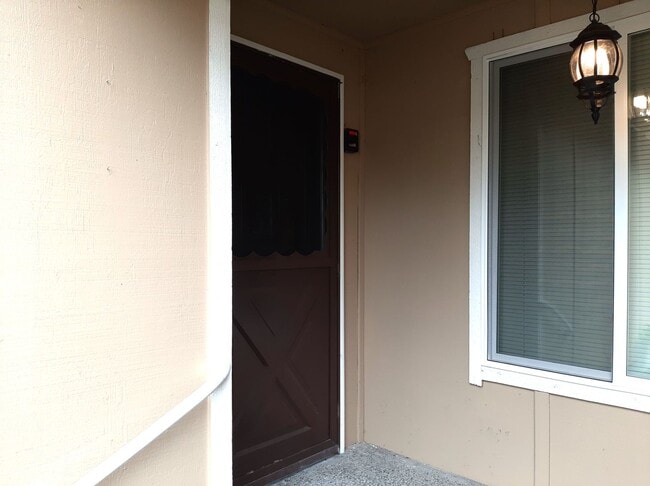 Photo - University Place Gem! 2 bedroom with Fireplace!