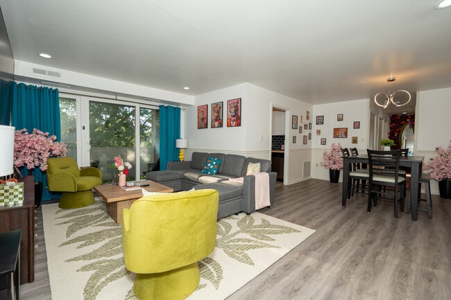Photo - 5608 Bloomfield Dr Unit 203