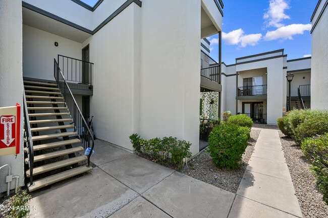 Building Photo - 740 W Elm St Unit 247