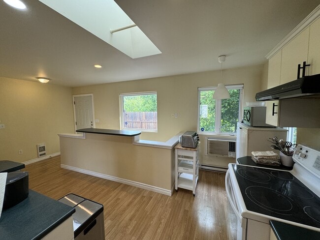 Photo - 331 Robinson St