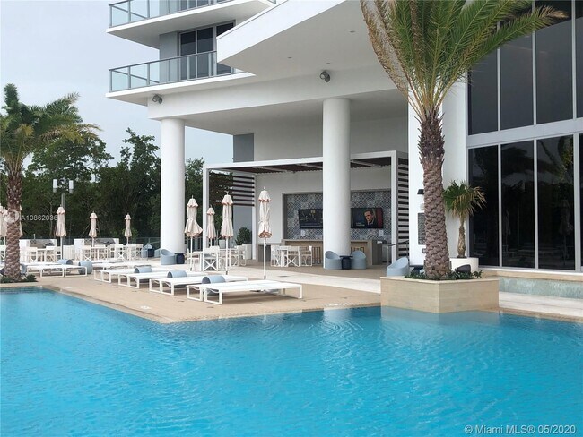 Photo - 16385 Biscayne Blvd