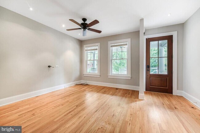 Photo - 1871 Newton St NW