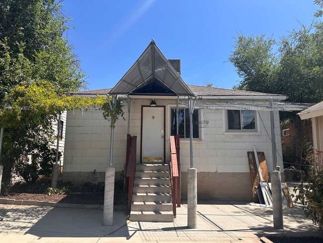 Building Photo - 628 S University St Unit 628 S versity 1/2 Rental