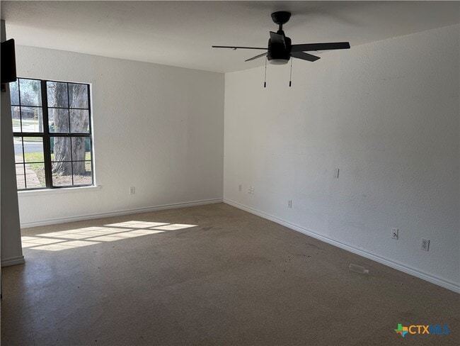 Photo - 809 W Avenue D