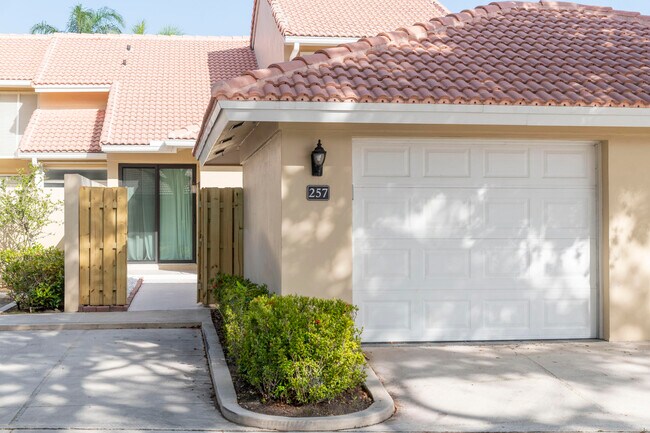 Photo - 257 Old Meadow Way