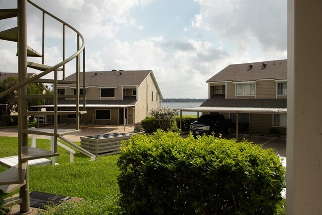 Building Photo - 165 April Point Dr S Rental