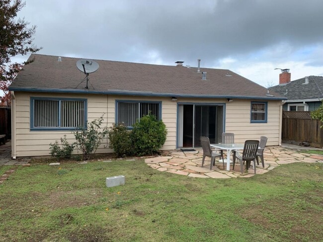 Photo - 1564 Hemlock Ave