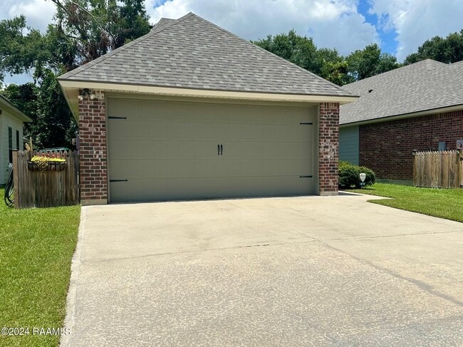 Building Photo - 210 Twin Meadow Ln