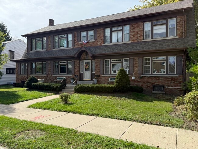 Building Photo - 2040 Quincy Ave Unit 2