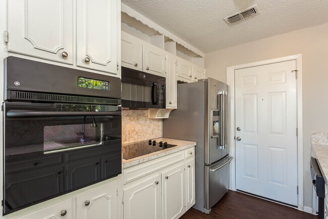 Photo - 6053 Herschel Dr