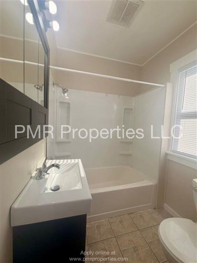 Photo - 3 Bedrooms/ 1 Bathroom House