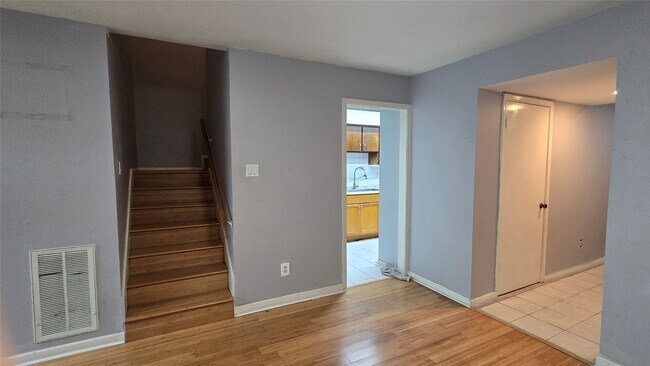 Photo - 7913 Grove Ridge Dr