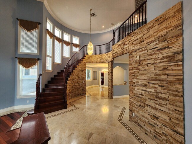 Photo - Entertainers Delight with minutes of shopping and restaurants