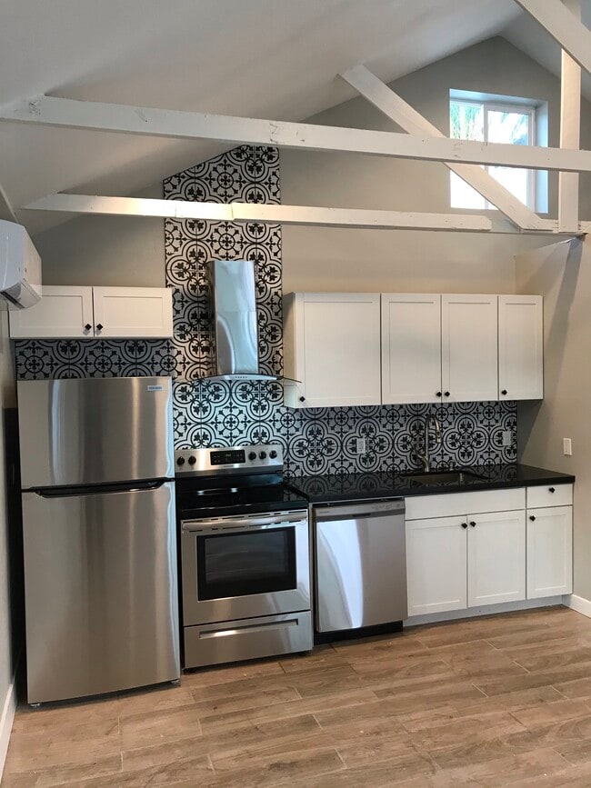 Brand new - 706 Vale View Dr House