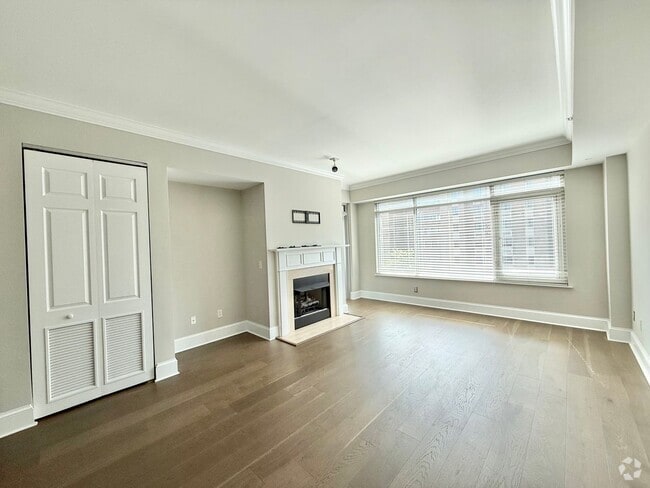 Building Photo - Stunning 1BD, 1.5BA Downtown Raleigh Condo...