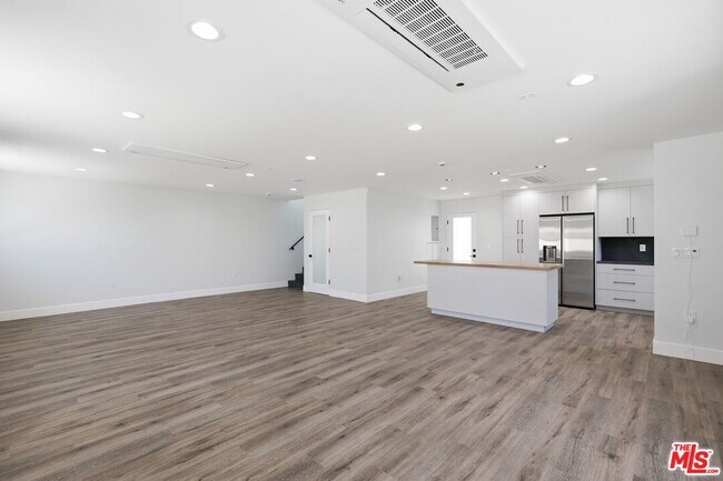Photo - 11611 Burbank Blvd