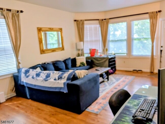 36 Phoenix Ave Unit B
