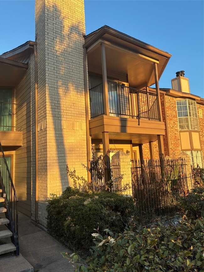 Building Photo - 2121 Hepburn St Unit 404