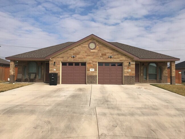 Building Photo - Beautiful 3bed/2bath Duplex near Clear Creek to Fort Hood!