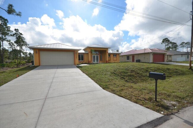 Photo - 1132 Edelweiss St E