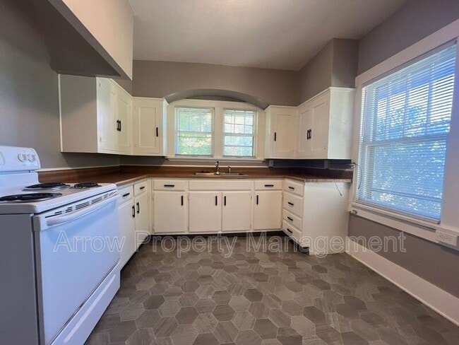 Building Photo - 3502 W St Unit 2