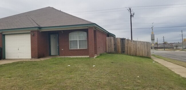 Building Photo - 3801 Hitchrock Dr Unit B Rental