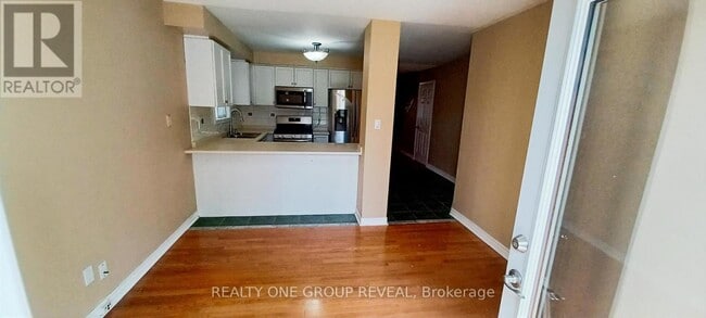 Photo - 735 Swan Pl