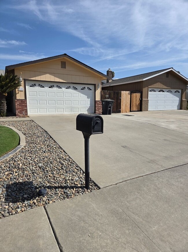 Building Photo - 606 Tamarack Ln